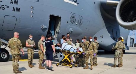 Mujer afgana evacuada da a luz en avión de  fuerza aérea