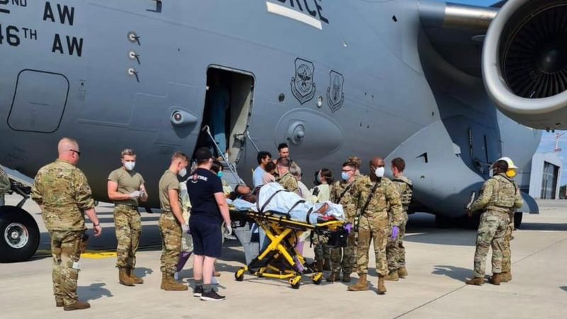 mujer-afgana-da-a-luz-en-avion-de-fuerza-aerea