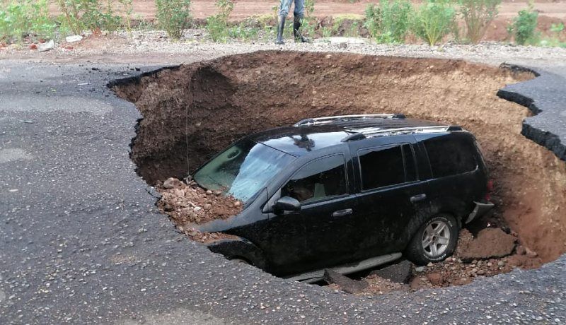 Socavón-se-traga-camioneta-en-cajeme