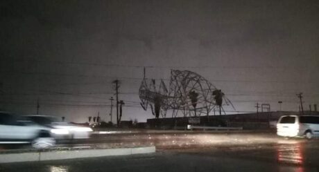 Lluvia y viento colapsan torre de CFE en Mexicali