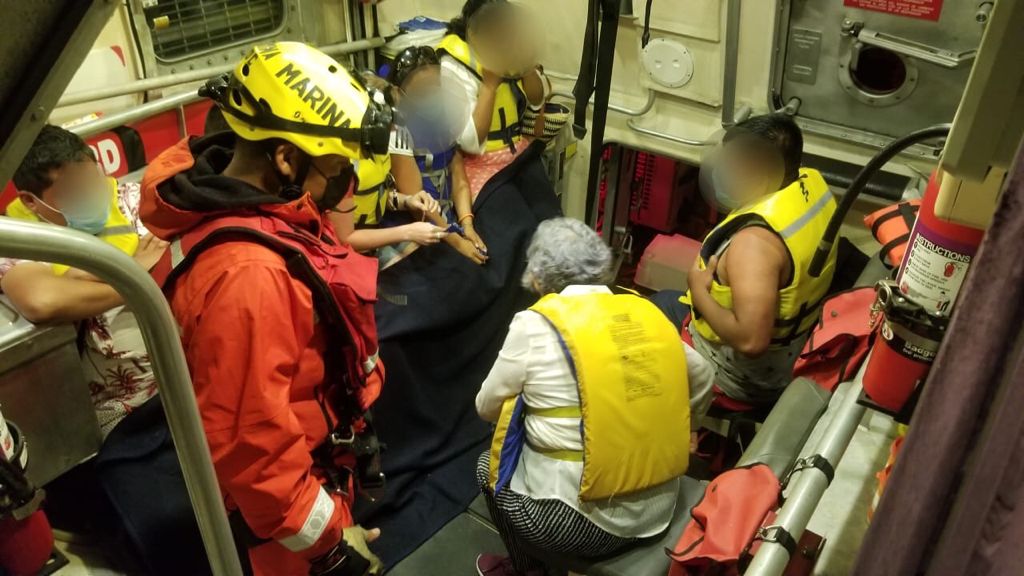 Marina-rescata-a-16-personas-en-Ensenada