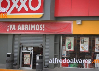 SUJETOS ARMADOS ASALTAN OXXO; GOLPEAN A CLIENTES