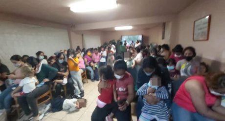 EU deporta a migrantes con Covid-19; confirman decenas en albergue