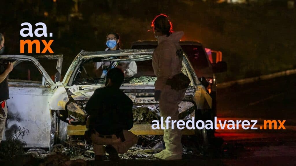 Acuden-por-incendio-y-hallan-auto-con-cadaveres-carbonizados