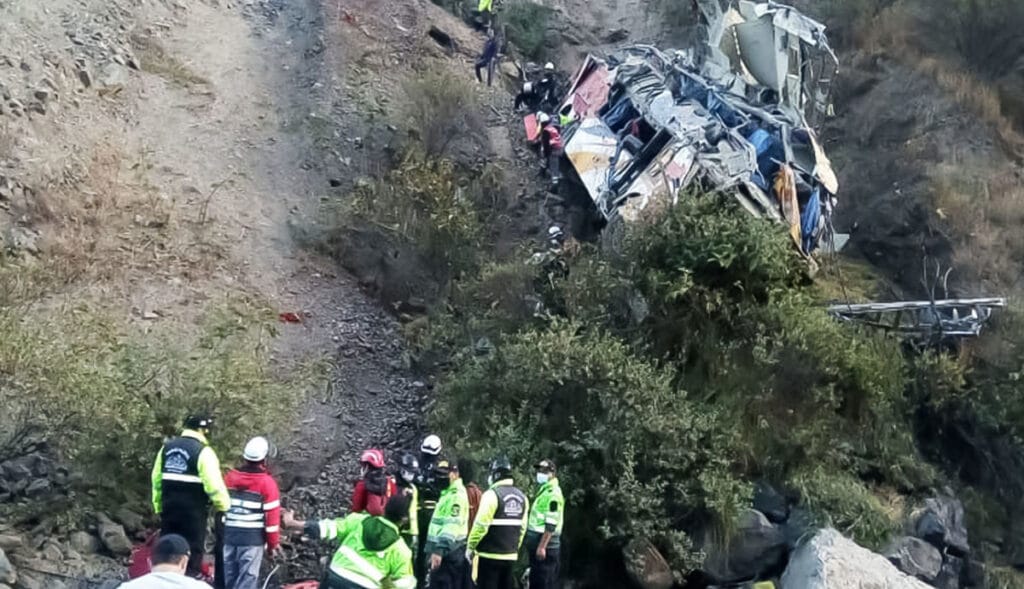 FOTOS-Vuelca-autobús-de-pasajeros-deja-decenas-de-muertos