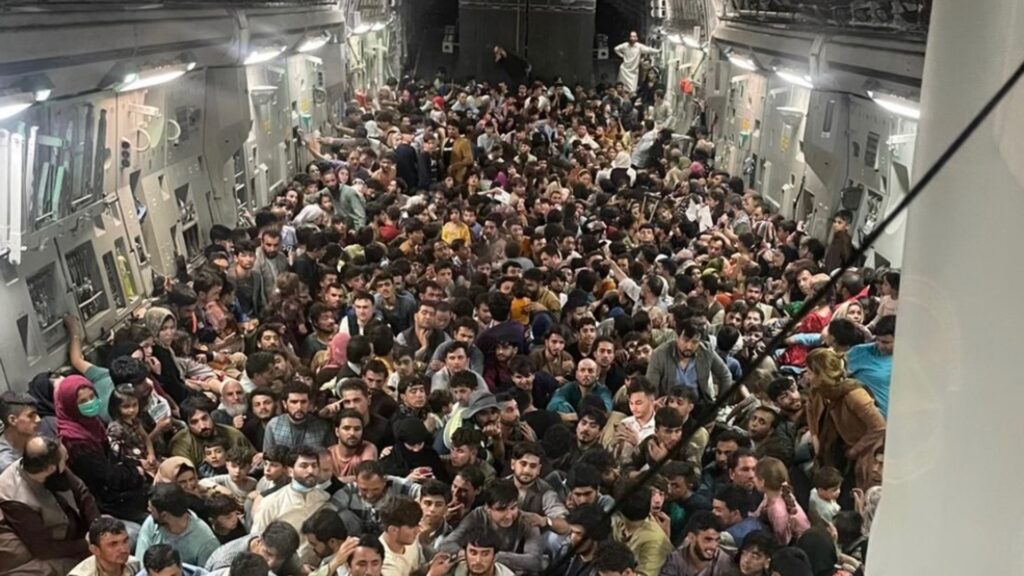 Así-luce-un-avion-con-mas-de-600-afganos-que-se-aferraron-huir
