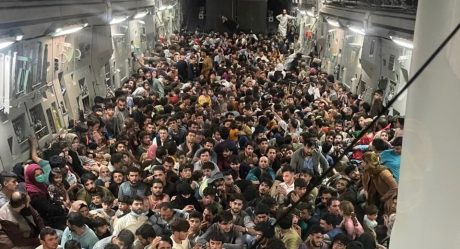 Así luce un avión con más de 600 afganos que se aferraron a huir