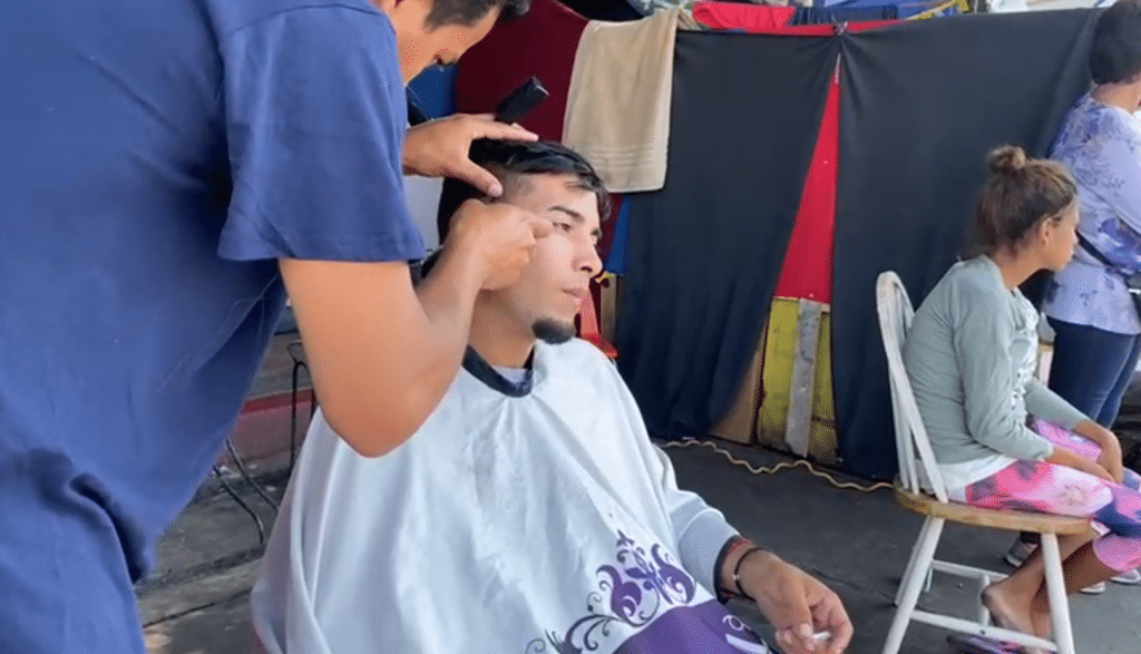 Instalan-barberia-en-el-campamento-El-Chaparral