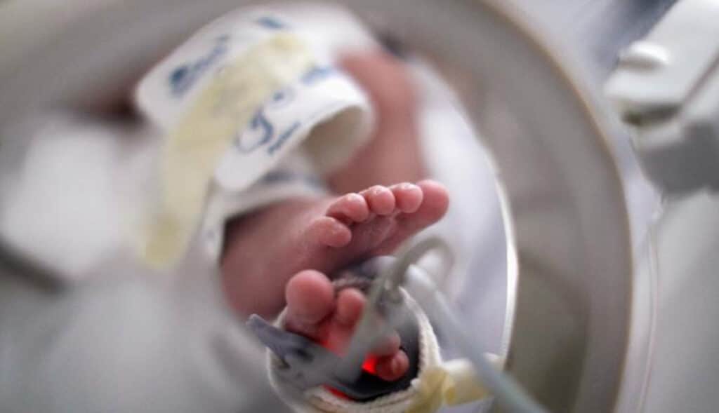 Médicos-envían-a-bebé-con-vida-a-la-morgue-los-separan-de-cargo