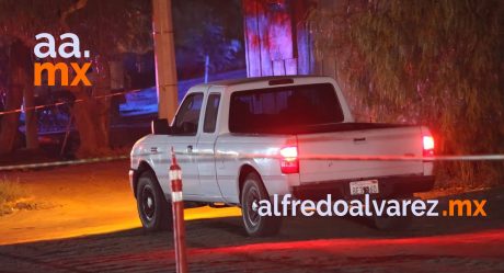 Abandonan pick up con cadáver al interior