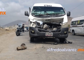 TAXI CHOCA CONTRA PIPA; HAY UN HERIDO