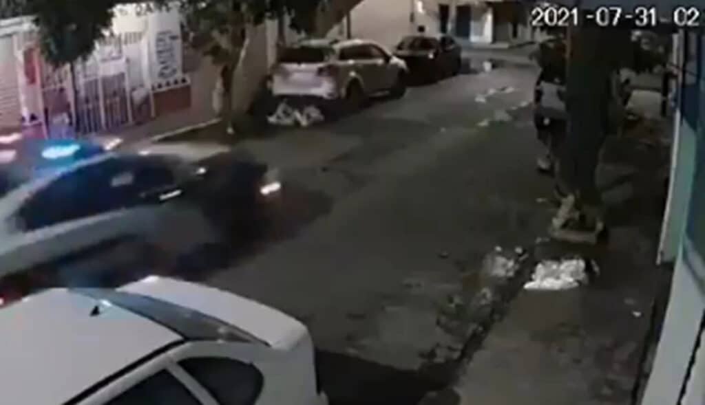 VIDEO-Policías-ignoran-fatal-choque-de-motociclistas