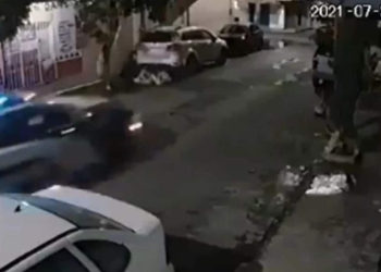 VIDEO: POLICíAS IGNORAN FATAL CHOQUE DE MOTOCICLISTAS