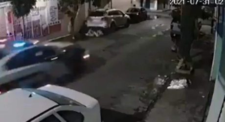 VIDEO: Policías ignoran fatal choque de motociclistas
