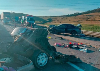 CHOQUE ENTRE AUTOS DEJA SIN VIDA A 4 MENORES Y UNA MUJER