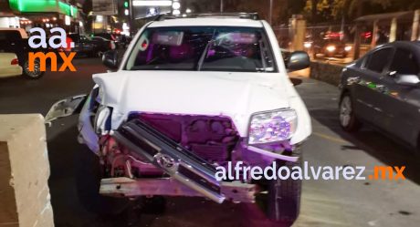 Sujeto ebrio choca con puesto ambulante y daña otro auto