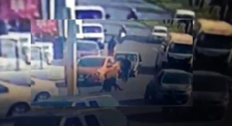 VIDEO: A punta de pistola intenta robar auto; le dan golpiza