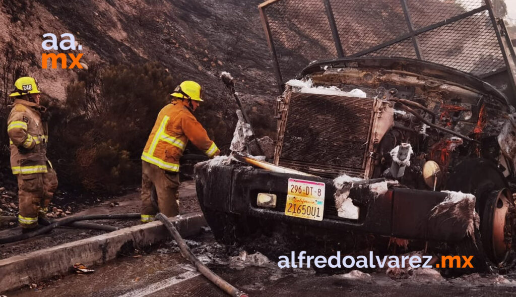 Se-incendia-tractocamión-y-fuego-alcanza-la-maleza