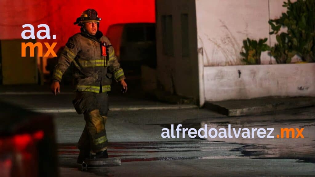 GOLPEAN Y AMARRAN A GUARDIA DE SEGURIDAD, LUEGO QUEMAN VEHíCULOS