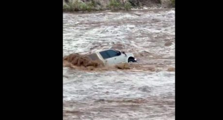 VIDEO: Mujer es rescatada de desbordamiento de arroyo