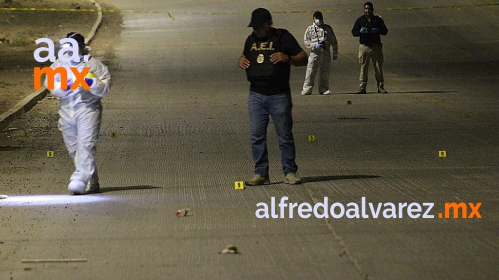 LO RAFAGUEAN A BALAZOS MIENTRAS CONDUCíA Y SE ESTRELLA