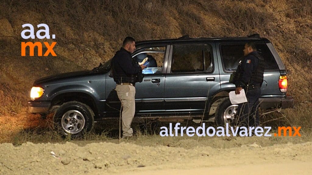 LO RAFAGUEAN A BALAZOS MIENTRAS CONDUCíA Y SE ESTRELLA