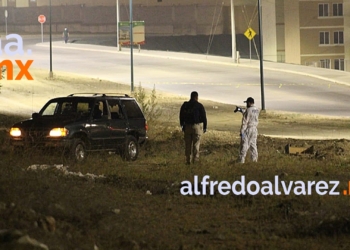 LO RAFAGUEAN A BALAZOS MIENTRAS CONDUCíA Y SE ESTRELLA