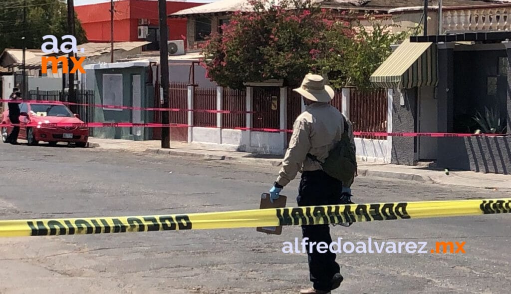 BALEAN A ABOGADO FRENTE A SU DESPACHO