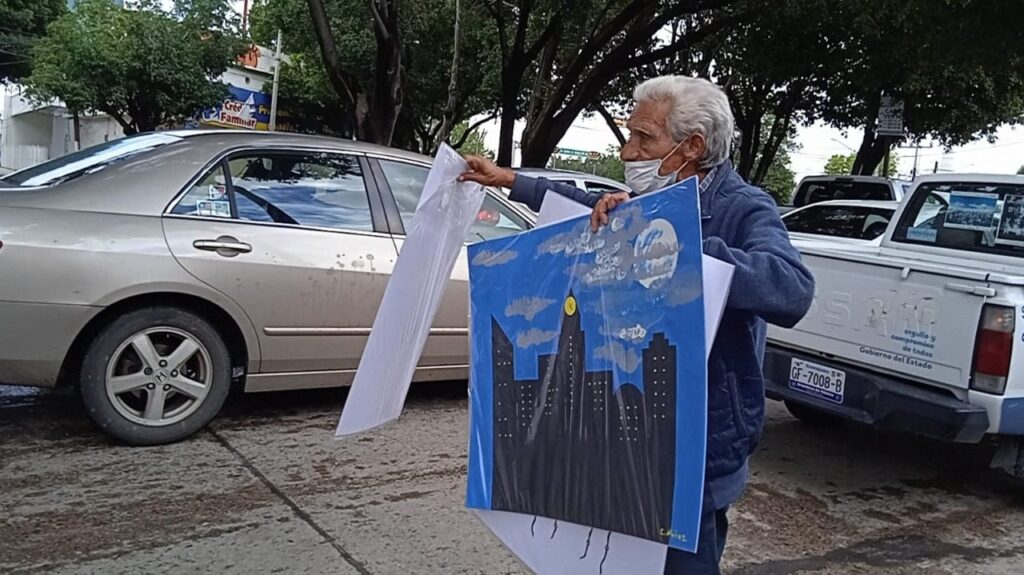 abuelito vende pinturas de sus nietas