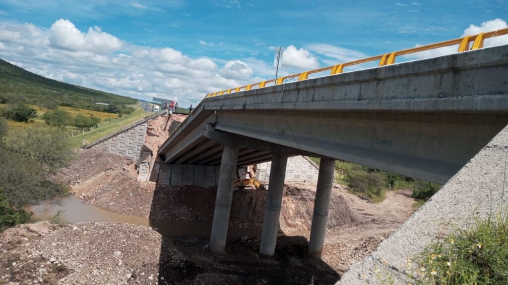 COLAPSA PUENTE DE SUPER CARRETERA EN SAN LUIS POTOSí