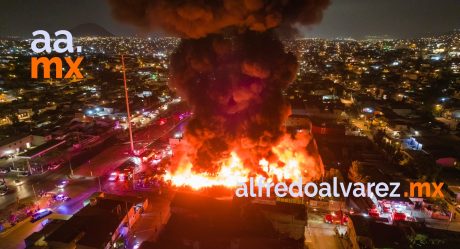 Megaincendio de recicladora moviliza varias unidades de Bomberos