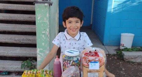 Ángel Antonio vende dulces para pagar sus útiles escolares