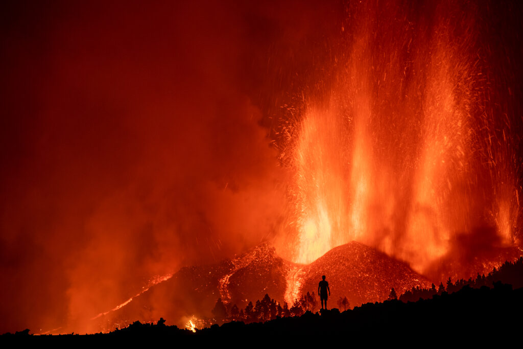 Desalojan-miles-por-erupcion-de-volcan-en-La-Palma