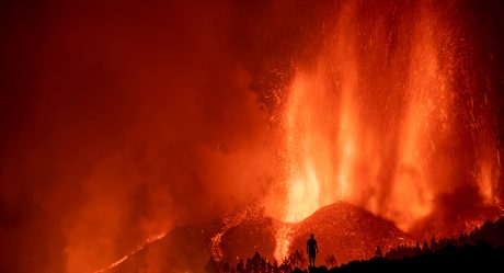 Desalojan a miles por erupción de volcán en La Palma