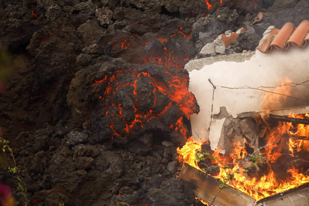 FOTOS-Lava-del-Volcan-La-Palma-sigue-destruyendo