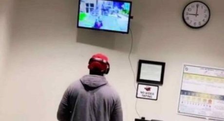 Juega XBOX en hospital mientras su novia está en labor de parto