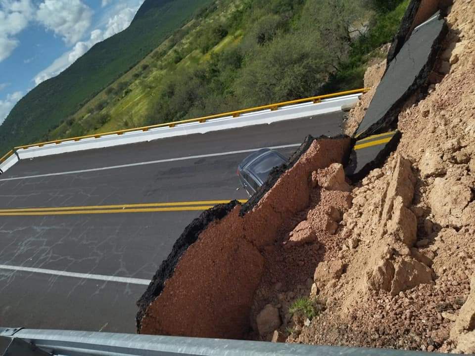 COLAPSA PUENTE DE SUPER CARRETERA EN SAN LUIS POTOSí