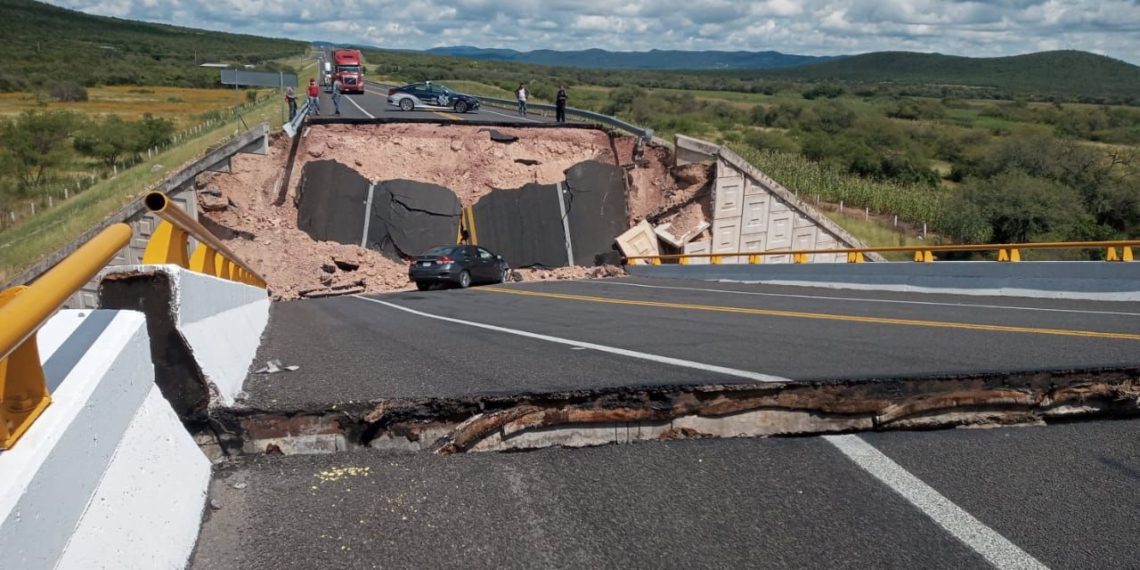 COLAPSA PUENTE DE SUPER CARRETERA EN SAN LUIS POTOSí