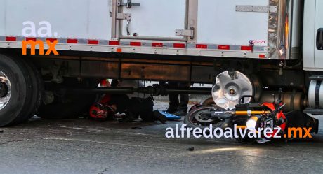 Conductor cambia de carril y atropella motociclista