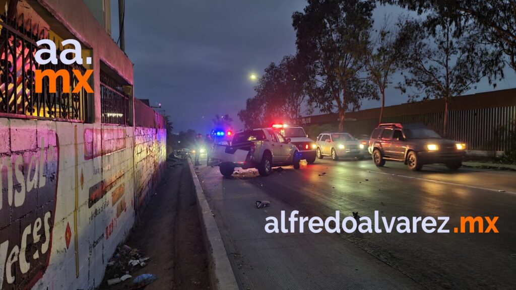 MUJER VUELCA EN SU PICK UP CERCA DEL CAñóN DEL MATADERO