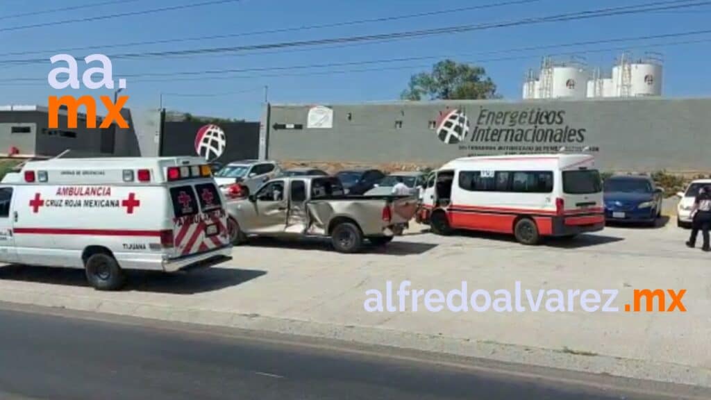 Fuerte-choque-entre-cuatro-vehiculos-incluido-un-taxi