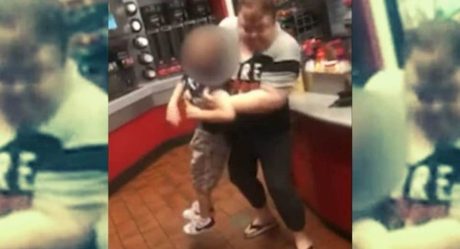 Captan en VIDEO a madre que arroja al suelo a su hijo con autismo