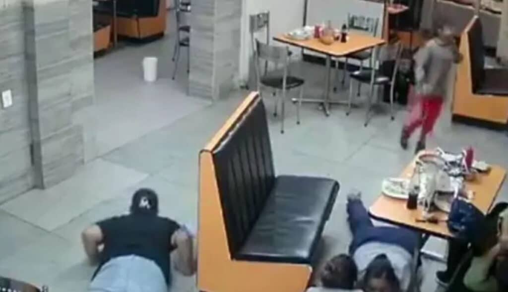 VIDEO:-Asaltantes-le-dan-machetazos-a-clientes-de-restaurante