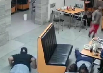 VIDEO: ASALTANTES LE DAN MACHETAZOS A CLIENTES DE RESTAURANTE