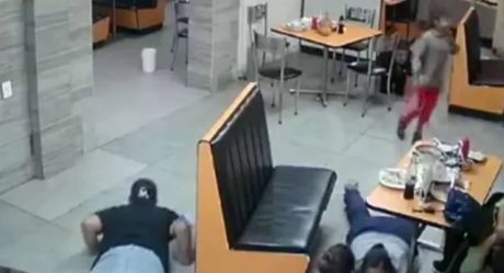 VIDEO: Asaltantes le dan machetazos a clientes de restaurante