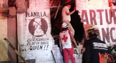 VIDEO: Se desprende ladera; hombre queda bajo toneladas de lodo