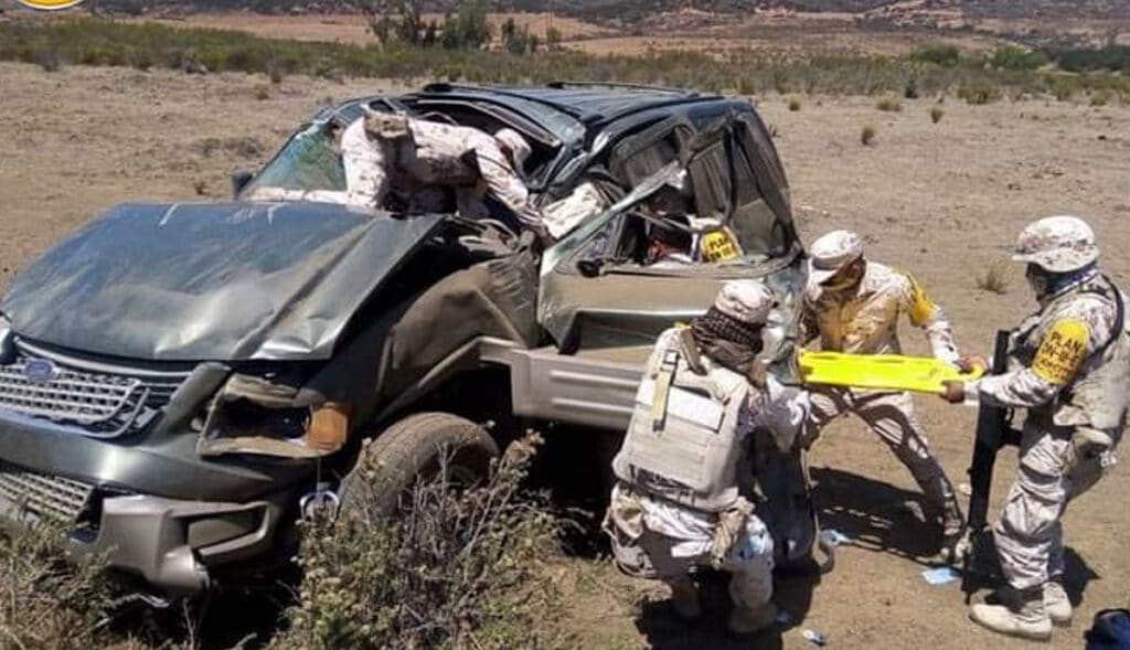 Rescatan-a-mujer-tras-fuerte-volcadura-en-su-camioneta