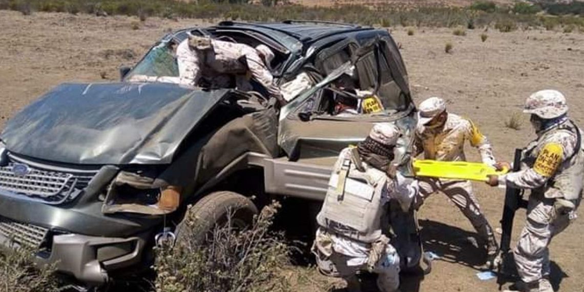 RESCATAN A MUJER TRAS FUERTE VOLCADURA EN SU CAMIONETA