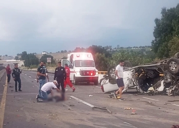 FUERTE CHOQUE CONTRA MURO DEJA TRES MUERTOS