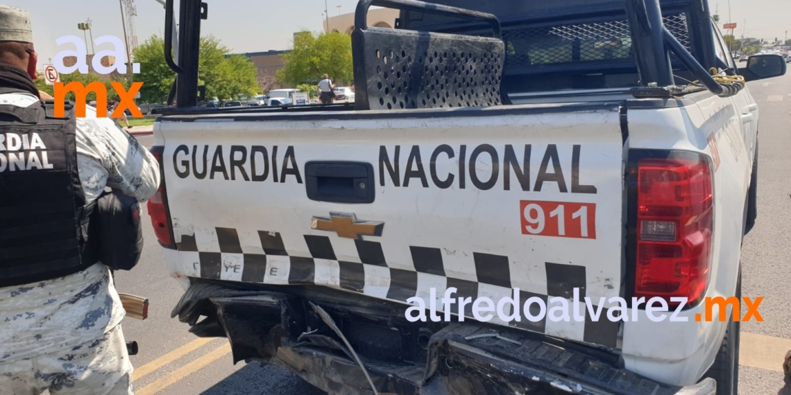 PICK UP SE ESTAMPA CON UNIDAD DE LA GUARDIA NACIONAL